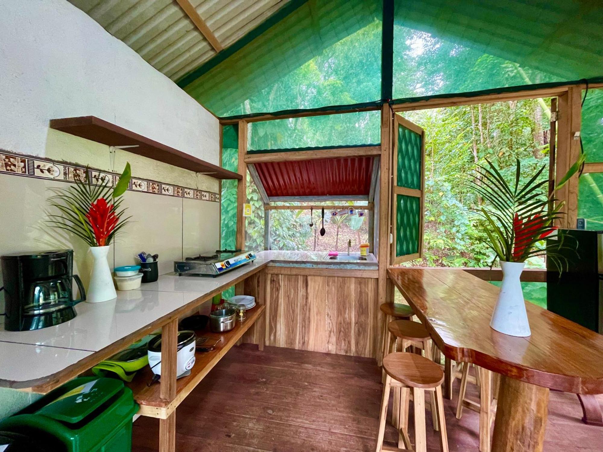 Alouatta Lodge And Canopy Cahuita Kültér fotó